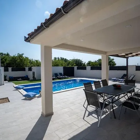 ヴィラ Modern Sabun 2 With Pool And Jacuzzi プリヴラカ