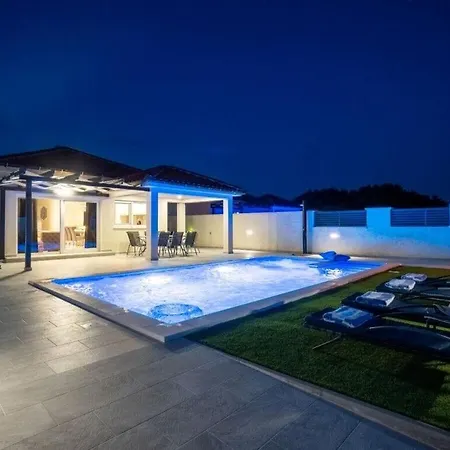 Modern Sabun 2 With Pool And Jacuzzi プリヴラカ