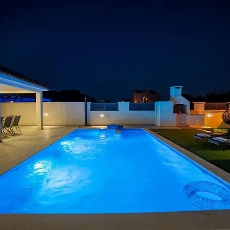 Villa Modern Sabun 2 With Pool And Jacuzzi